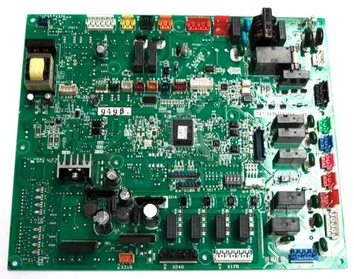 Daikin Platine mit mehreren integrierten Schaltungen und Anschlüssen, zur Verwendung in Heizsystemen der Altherma R-Serie.